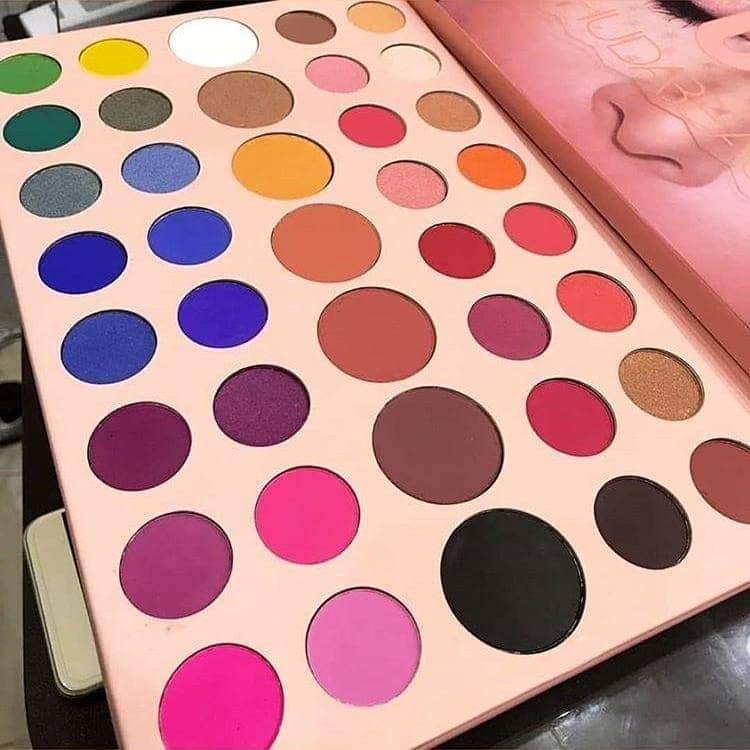 Huda nude new Amazing eyeshadow
