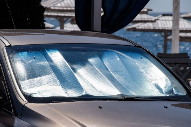 Windshield retractable sun shade